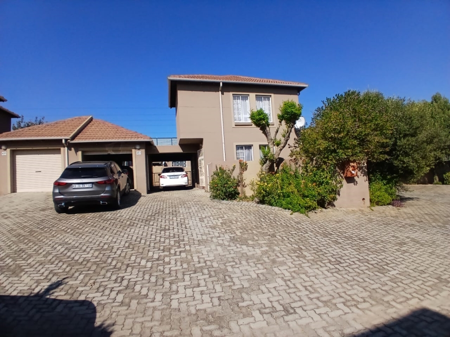 2 Bedroom Property for Sale in Kosmosdal Gauteng