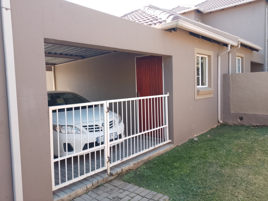 2 Bedroom Property for Sale in Kosmosdal Gauteng