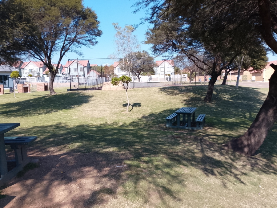 2 Bedroom Property for Sale in Kosmosdal Gauteng