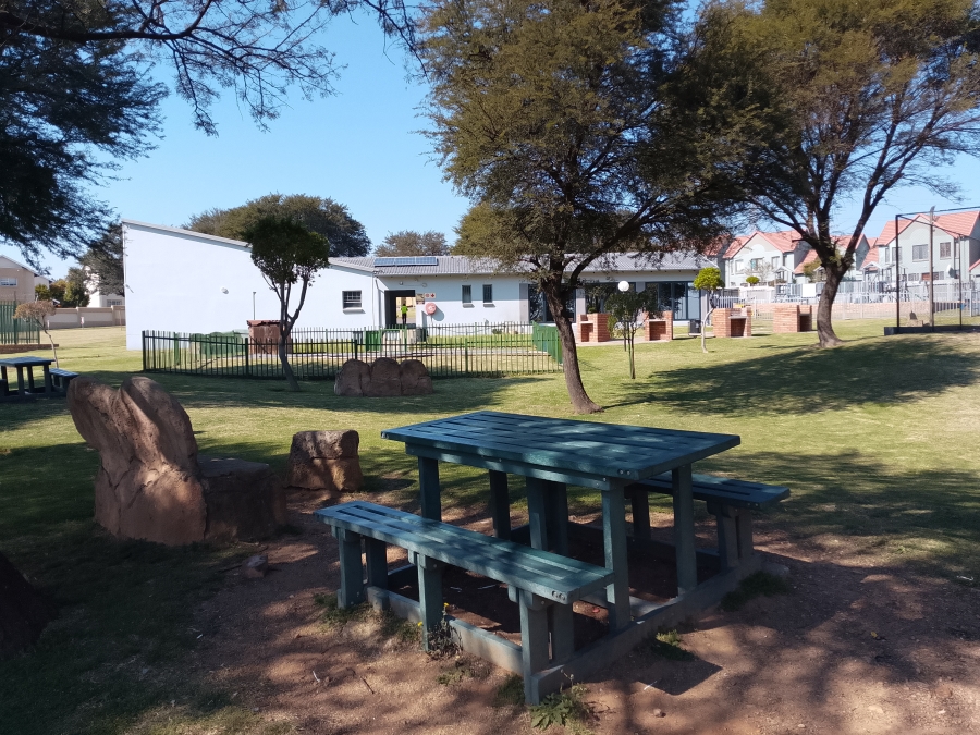 2 Bedroom Property for Sale in Kosmosdal Gauteng