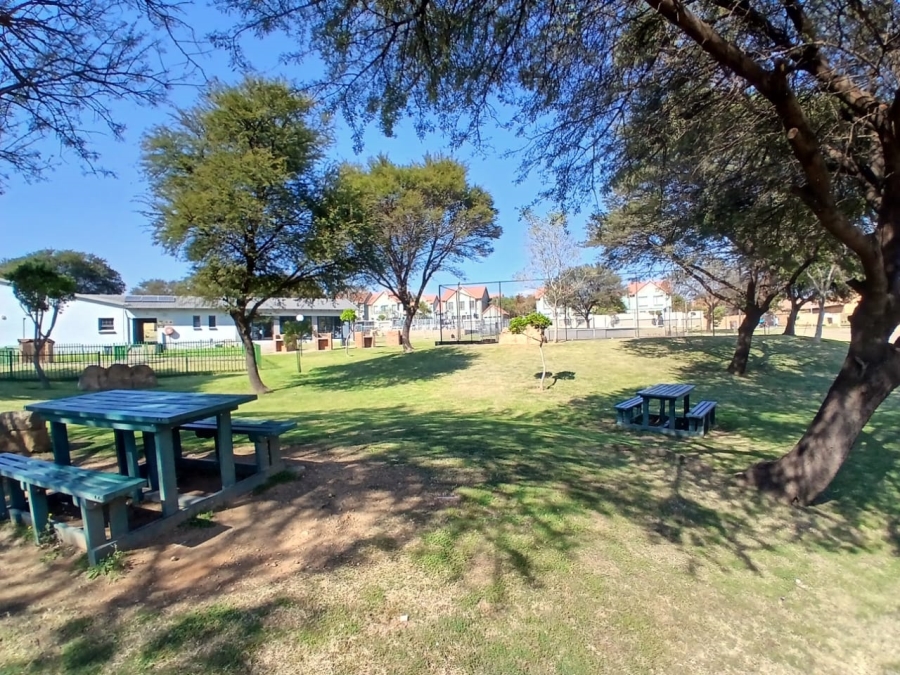2 Bedroom Property for Sale in Kosmosdal Gauteng