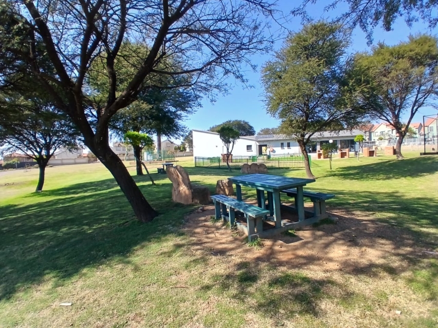 2 Bedroom Property for Sale in Kosmosdal Gauteng