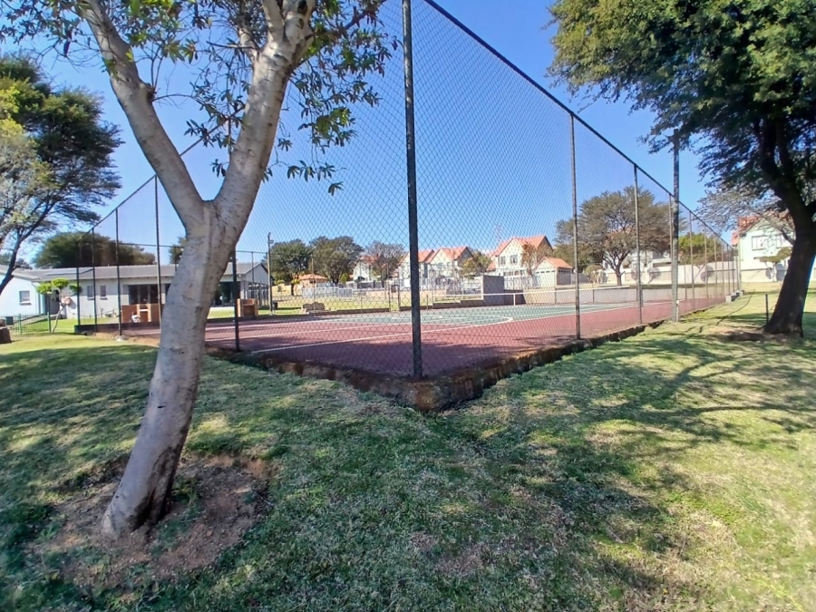 2 Bedroom Property for Sale in Kosmosdal Gauteng