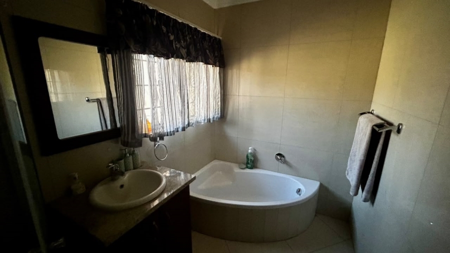 6 Bedroom Property for Sale in Boschkop A H Gauteng