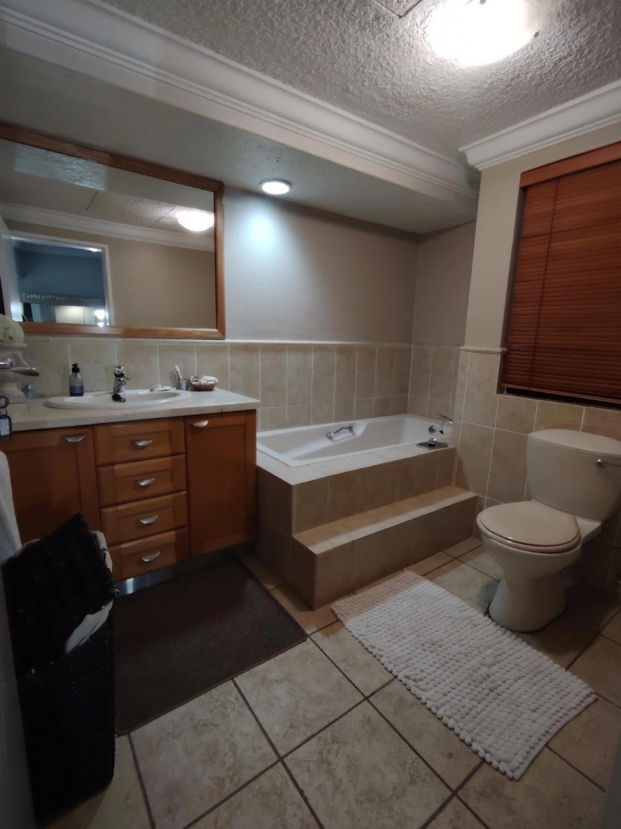 4 Bedroom Property for Sale in Sonneveld Gauteng