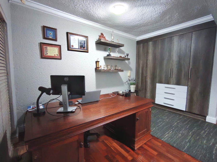 4 Bedroom Property for Sale in Sonneveld Gauteng