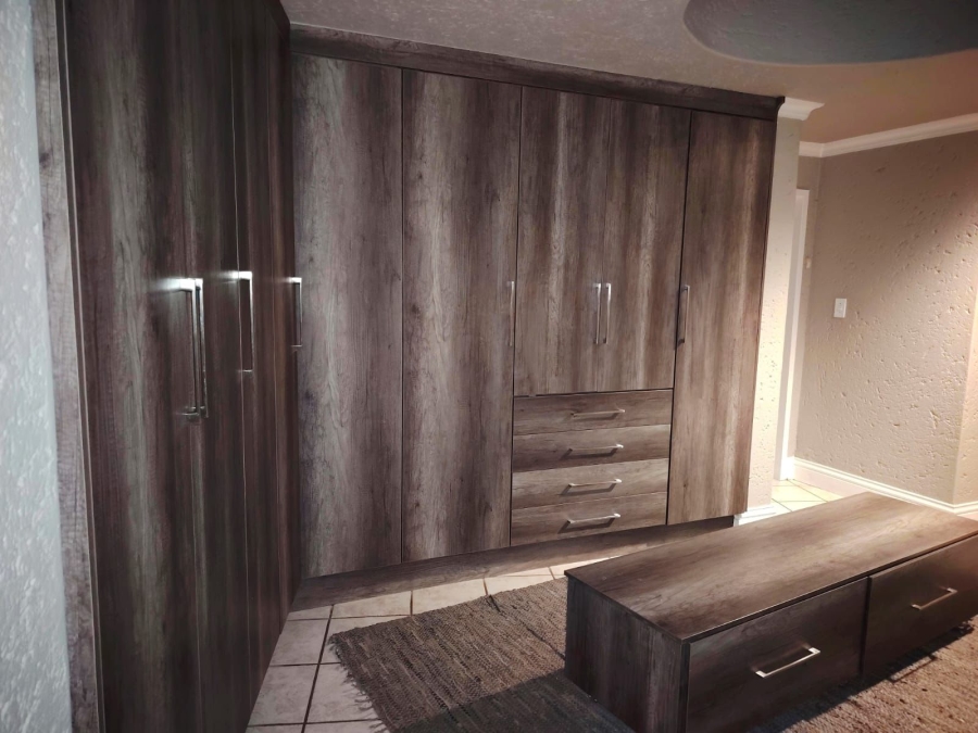 4 Bedroom Property for Sale in Sonneveld Gauteng