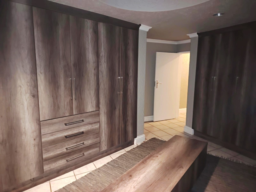4 Bedroom Property for Sale in Sonneveld Gauteng