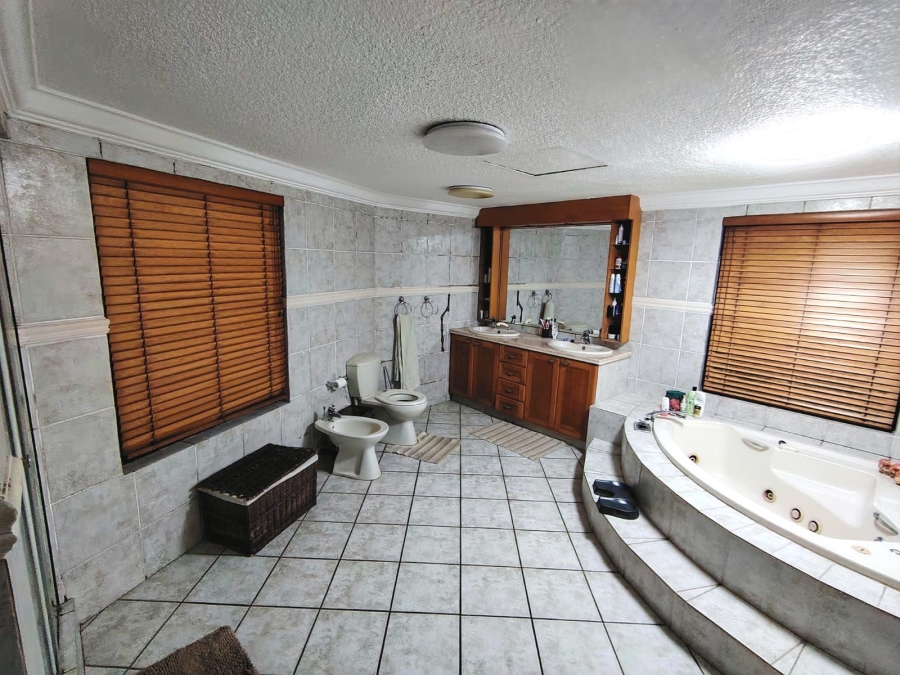 4 Bedroom Property for Sale in Sonneveld Gauteng