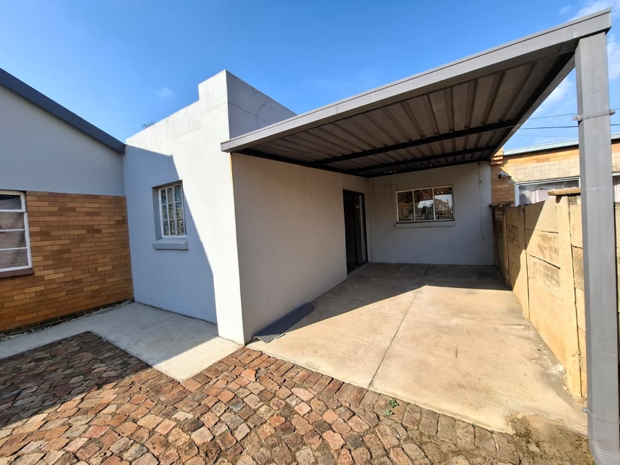 5 Bedroom Property for Sale in Lindo Park Gauteng