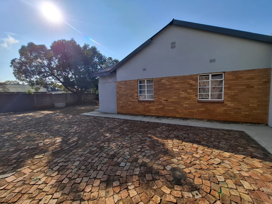 5 Bedroom Property for Sale in Lindo Park Gauteng