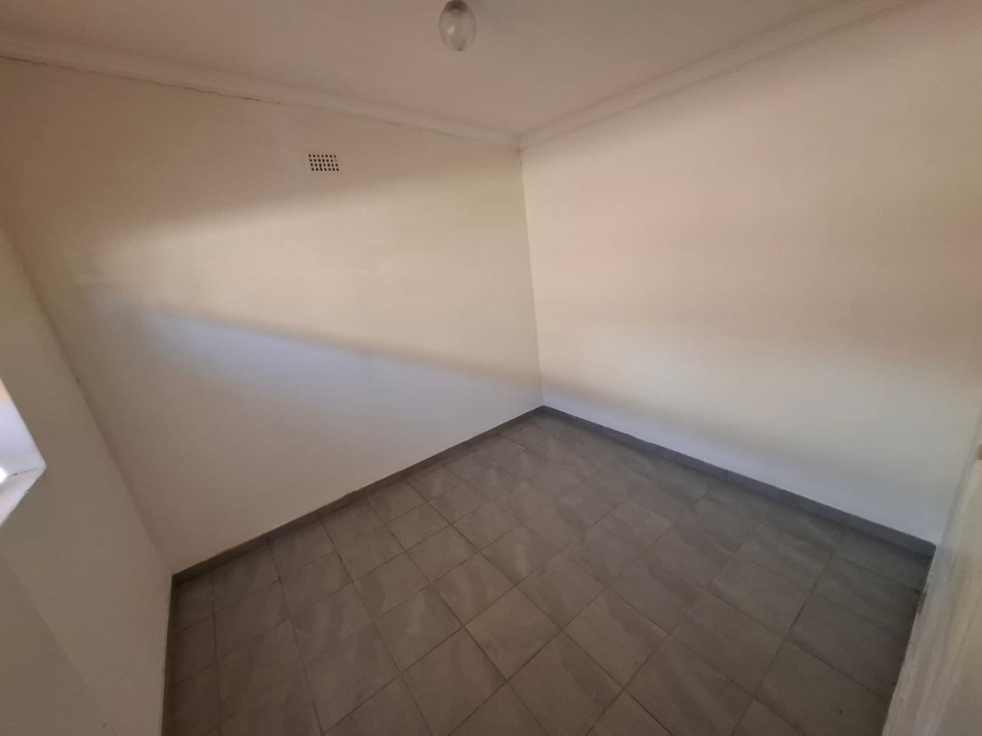 5 Bedroom Property for Sale in Lindo Park Gauteng