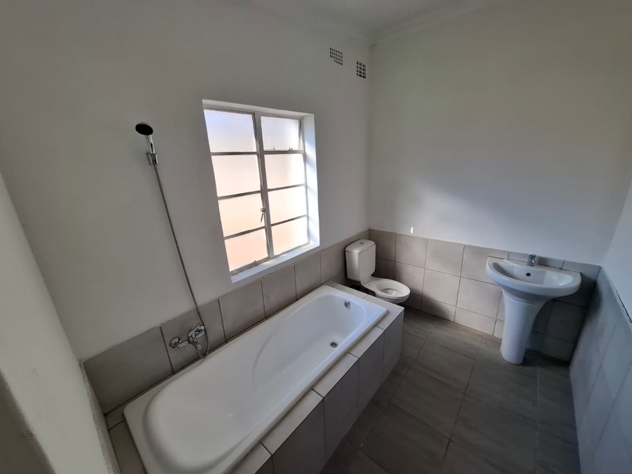 5 Bedroom Property for Sale in Lindo Park Gauteng