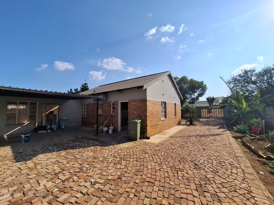 5 Bedroom Property for Sale in Lindo Park Gauteng