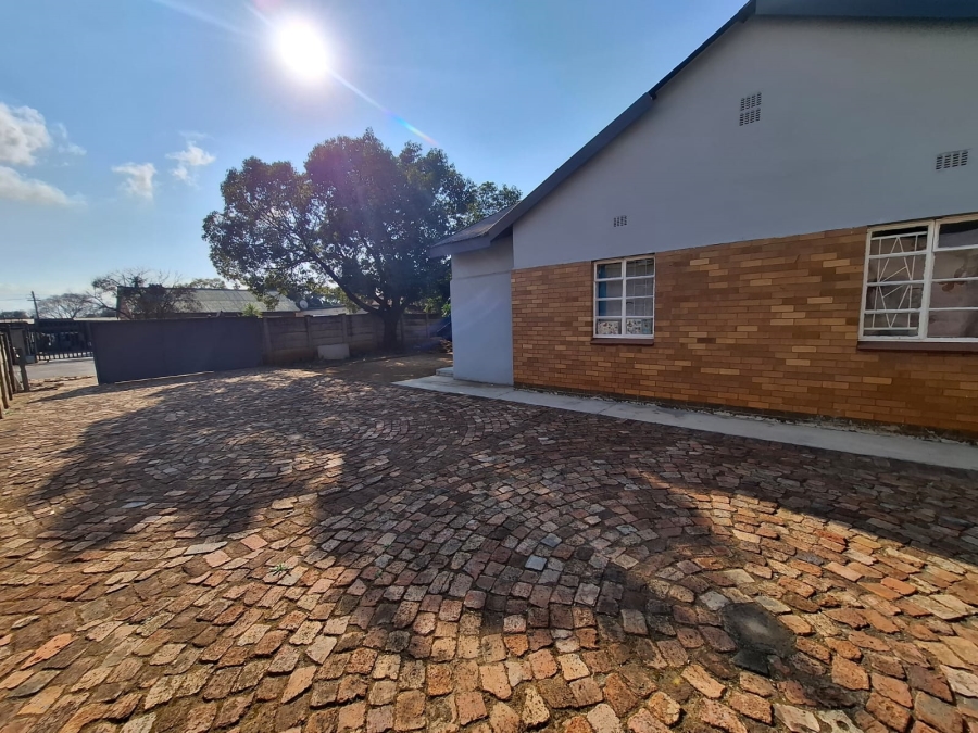 5 Bedroom Property for Sale in Lindo Park Gauteng