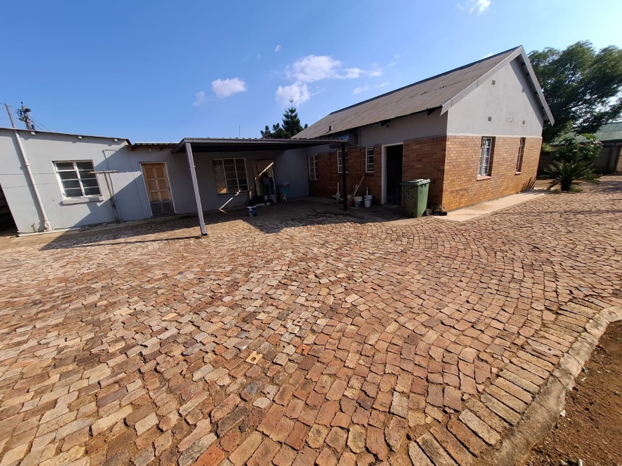 5 Bedroom Property for Sale in Lindo Park Gauteng