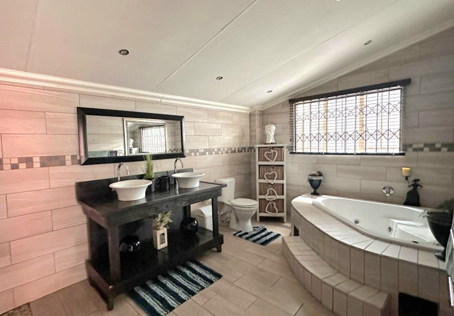 7 Bedroom Property for Sale in Three Rivers Gauteng