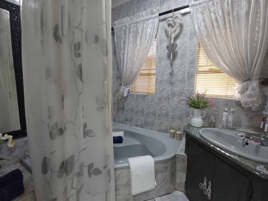 3 Bedroom Property for Sale in Vanderbijlpark SE 6 Gauteng