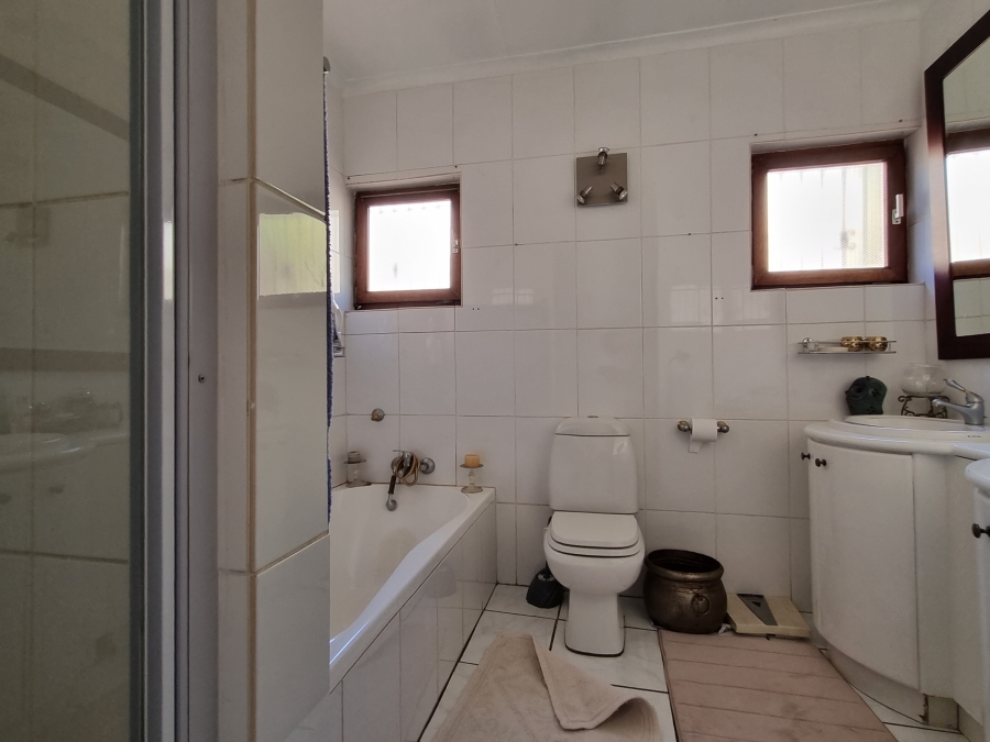 To Let 4 Bedroom Property for Rent in Fairland Gauteng