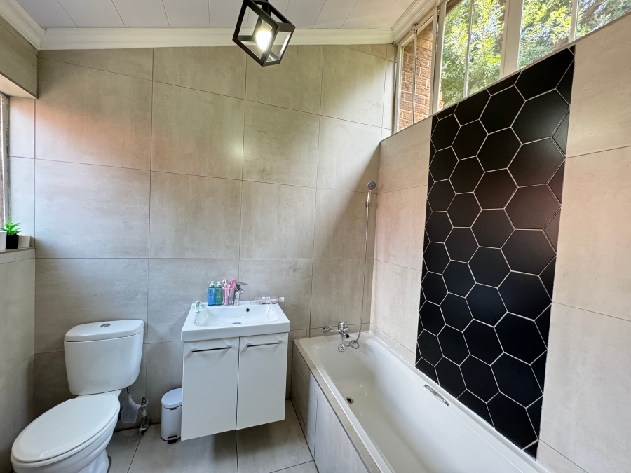 5 Bedroom Property for Sale in Mondeor Gauteng