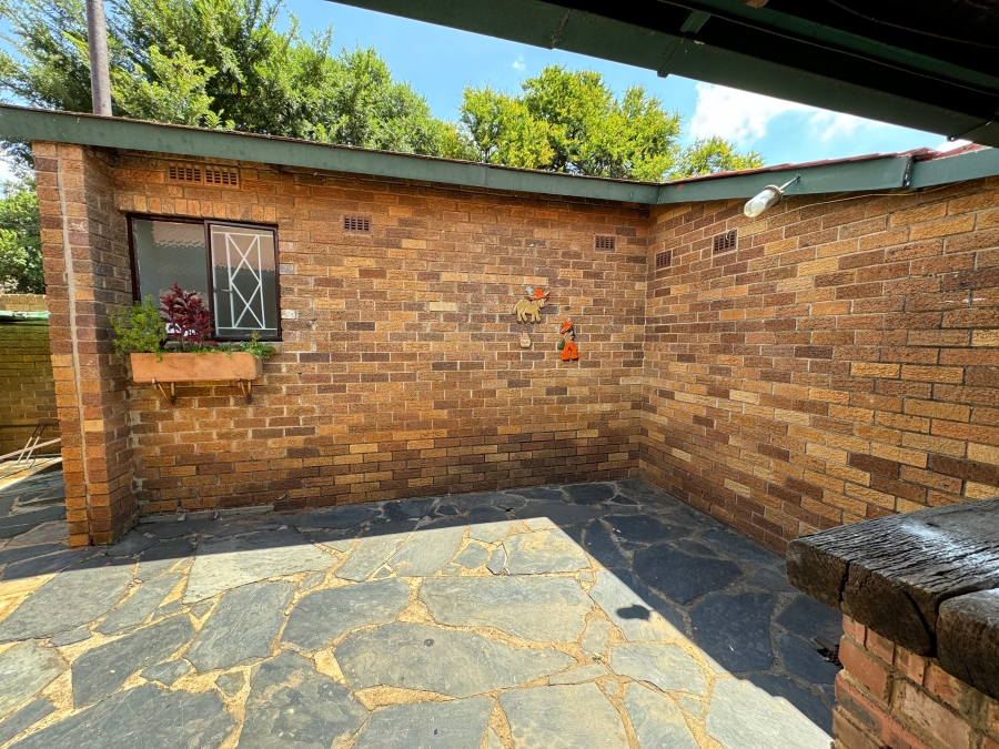 5 Bedroom Property for Sale in Mondeor Gauteng