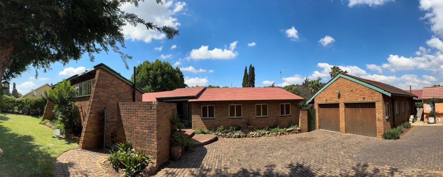 5 Bedroom Property for Sale in Mondeor Gauteng