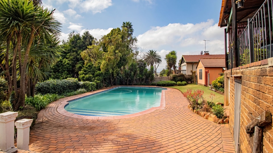 5 Bedroom Property for Sale in Mondeor Gauteng