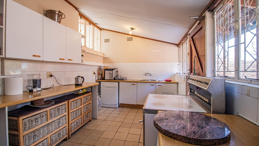 5 Bedroom Property for Sale in Mondeor Gauteng