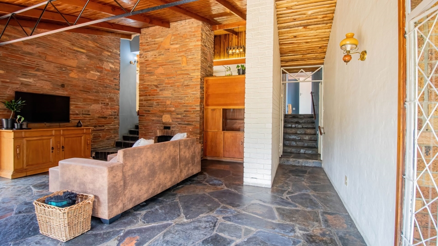 5 Bedroom Property for Sale in Mondeor Gauteng