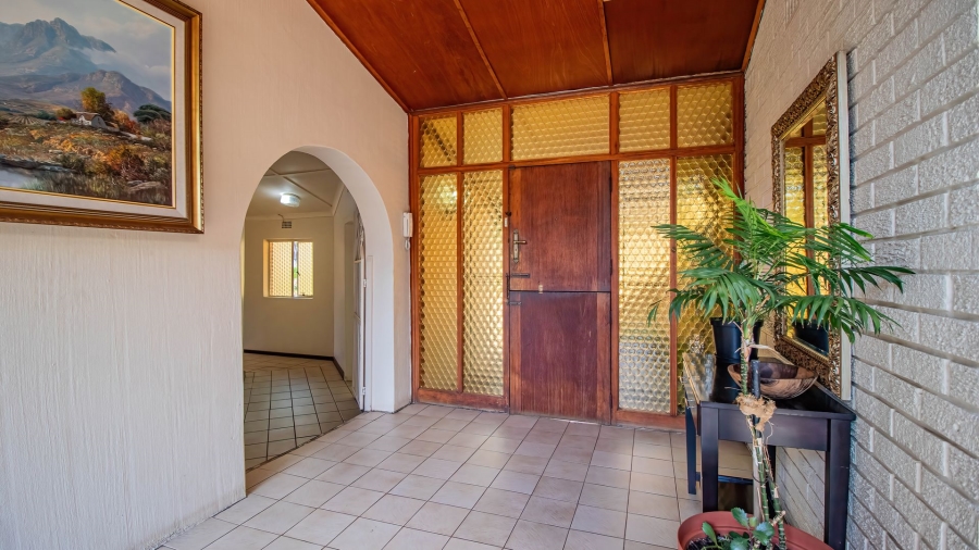 5 Bedroom Property for Sale in Mondeor Gauteng