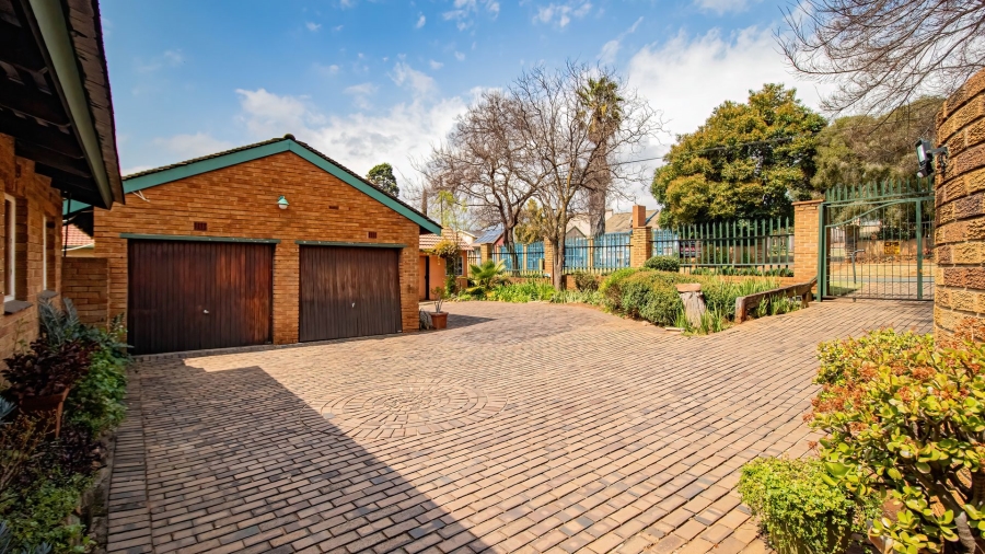 5 Bedroom Property for Sale in Mondeor Gauteng