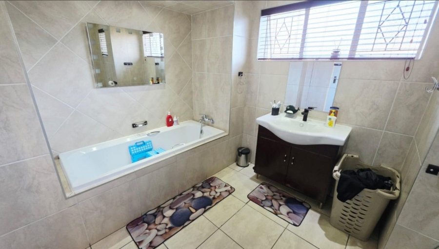 3 Bedroom Property for Sale in Linmeyer Gauteng