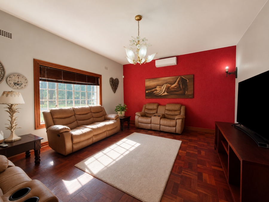 5 Bedroom Property for Sale in Unitas Park Gauteng