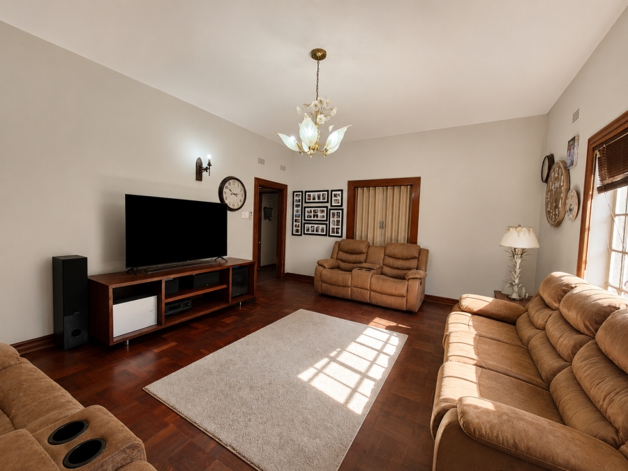 5 Bedroom Property for Sale in Unitas Park Gauteng