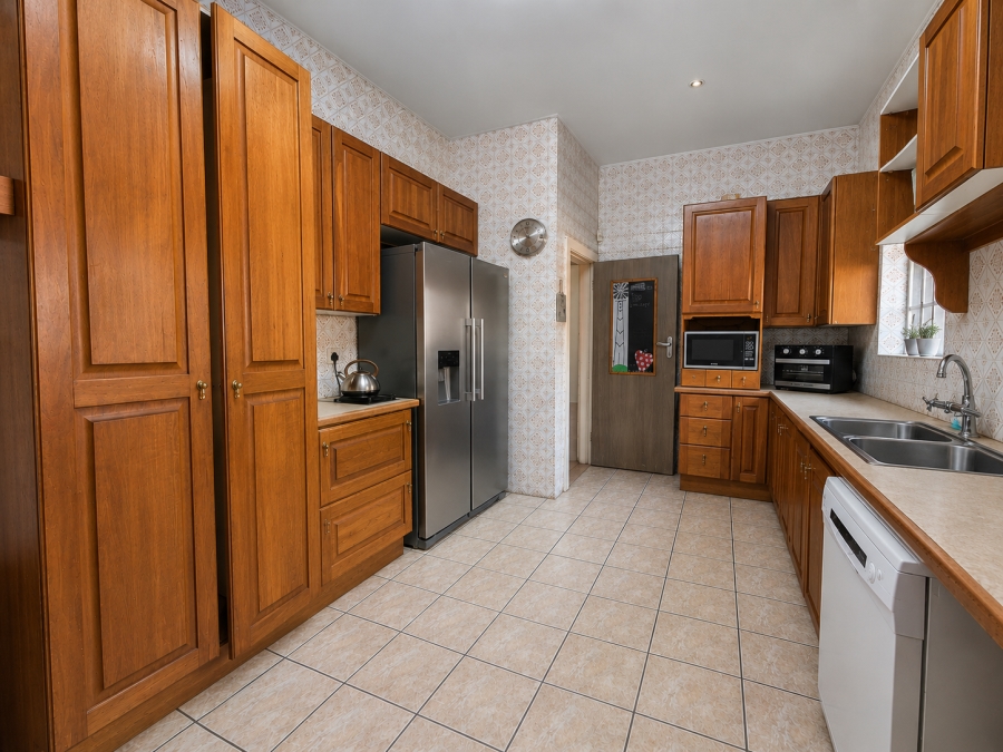 5 Bedroom Property for Sale in Unitas Park Gauteng