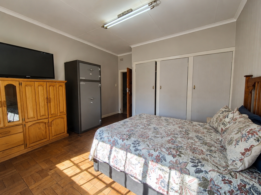 5 Bedroom Property for Sale in Unitas Park Gauteng