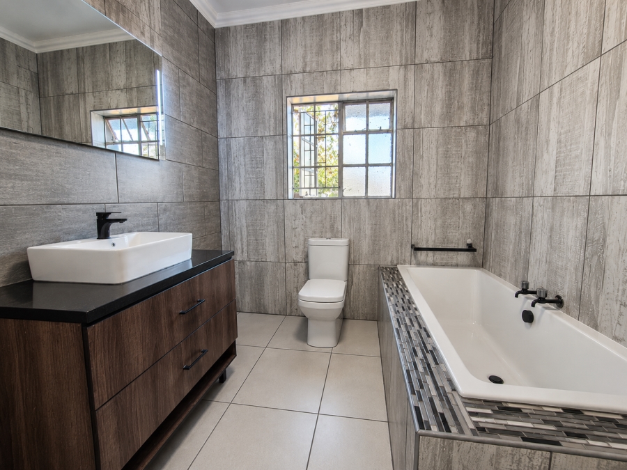 5 Bedroom Property for Sale in Unitas Park Gauteng