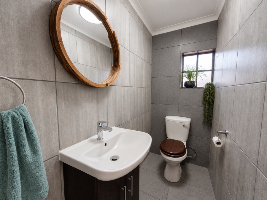 5 Bedroom Property for Sale in Unitas Park Gauteng