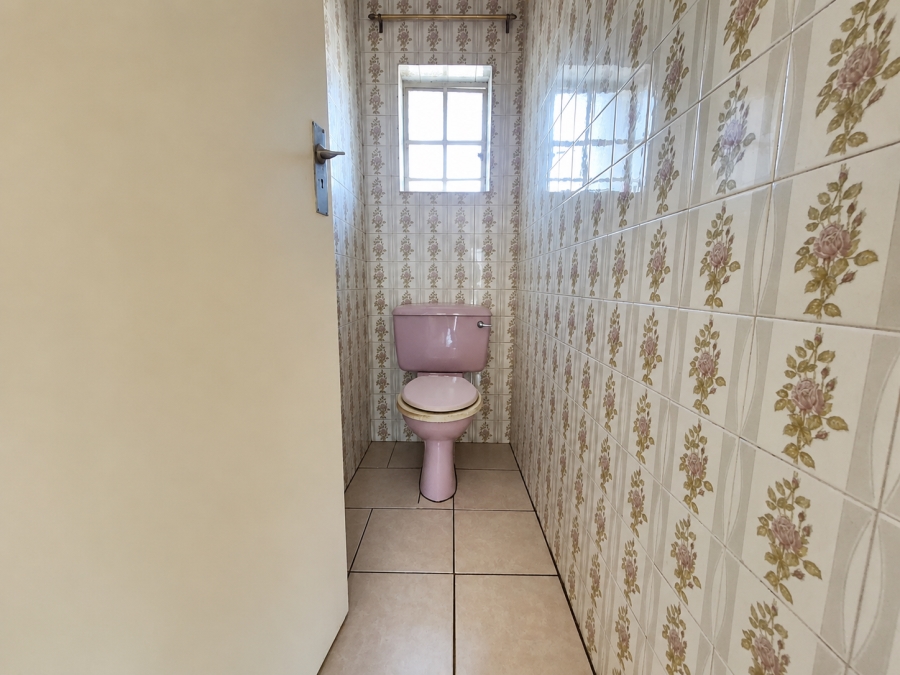 5 Bedroom Property for Sale in Unitas Park Gauteng