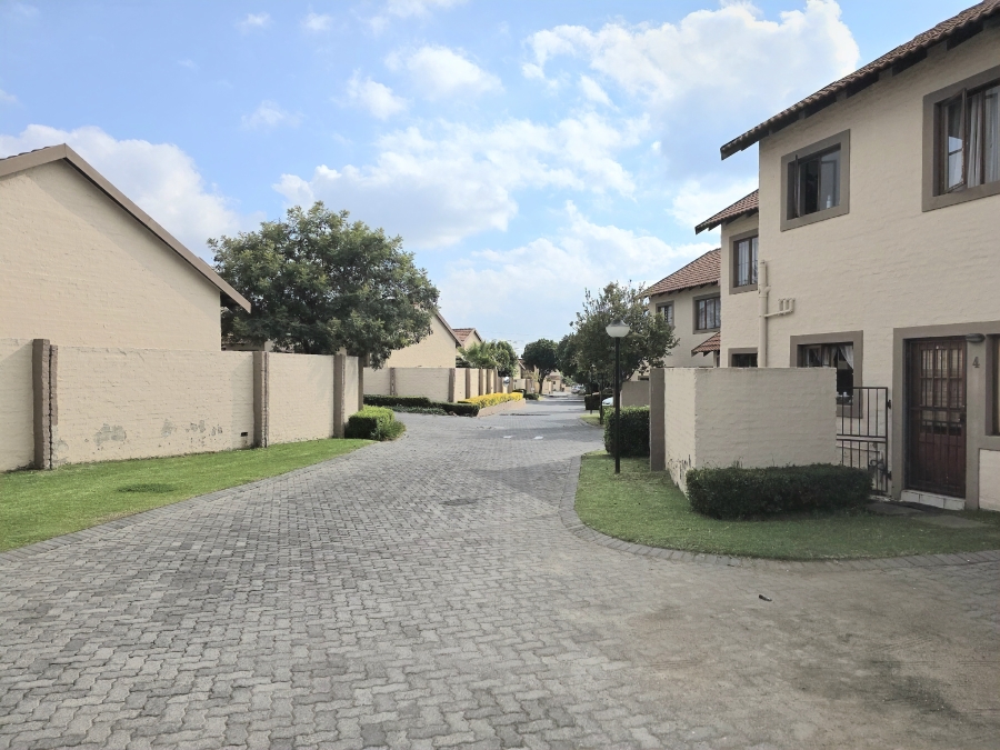 2 Bedroom Property for Sale in Noordwyk Gauteng