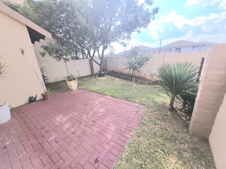 2 Bedroom Property for Sale in Noordwyk Gauteng
