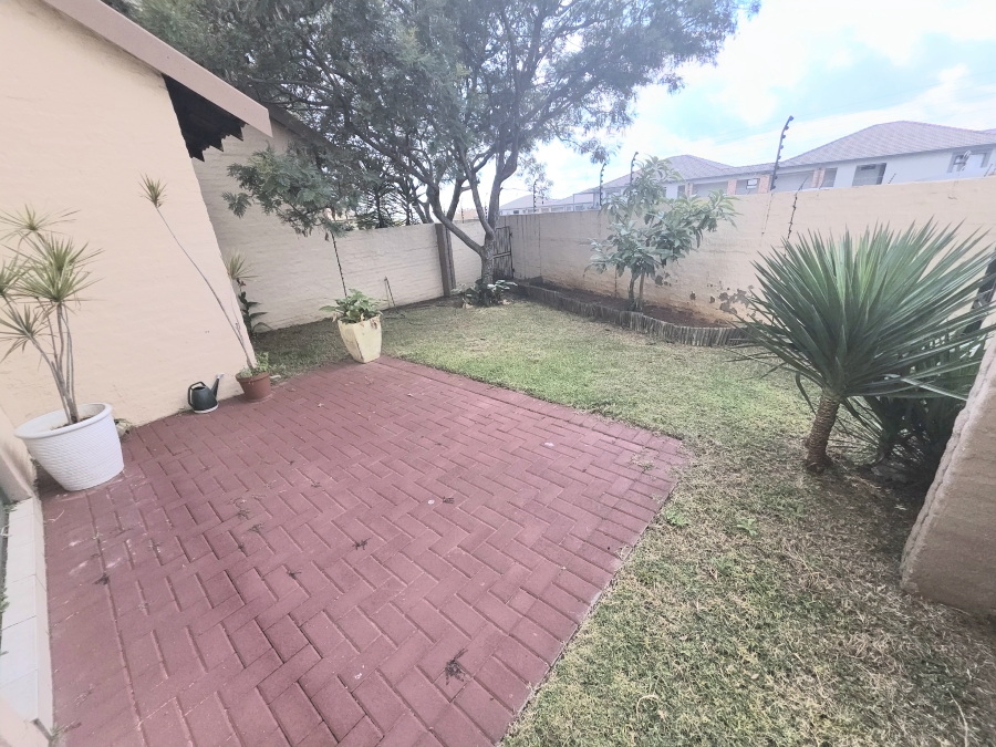 2 Bedroom Property for Sale in Noordwyk Gauteng