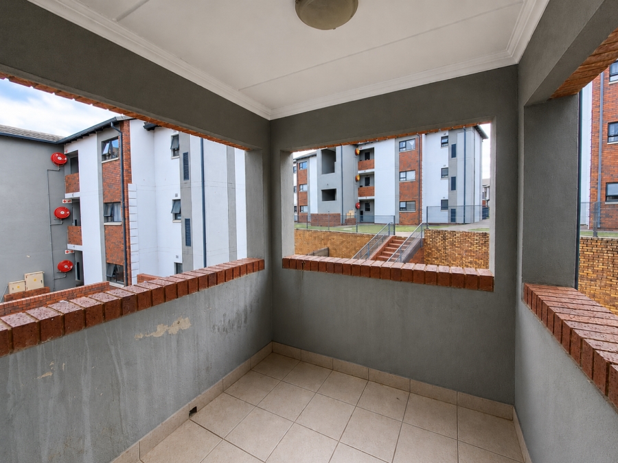 2 Bedroom Property for Sale in Rooihuiskraal North Gauteng