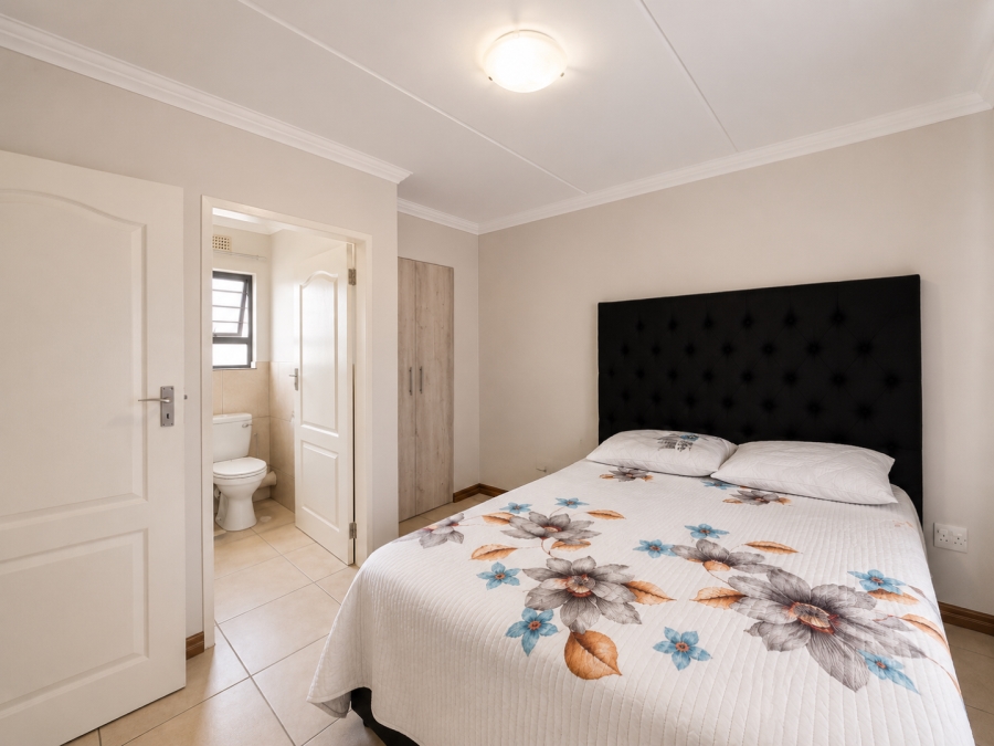 2 Bedroom Property for Sale in Rooihuiskraal North Gauteng