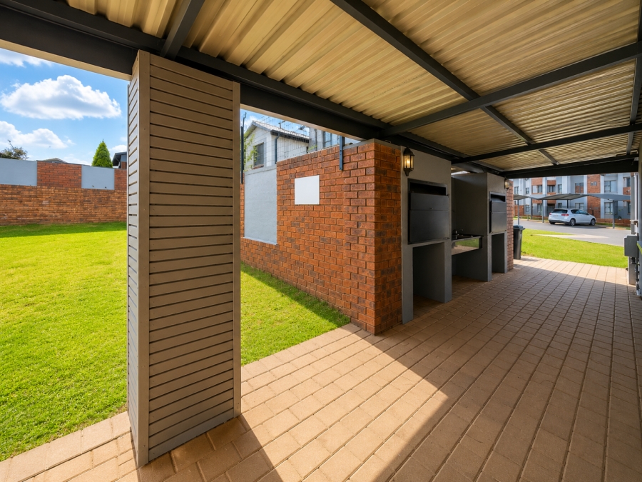 2 Bedroom Property for Sale in Rooihuiskraal North Gauteng