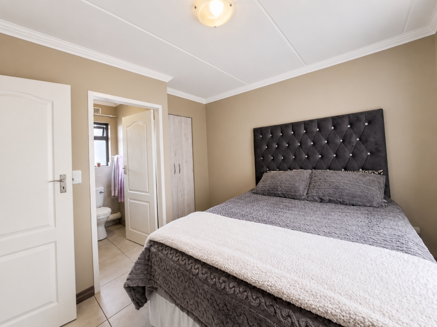 2 Bedroom Property for Sale in Rooihuiskraal North Gauteng