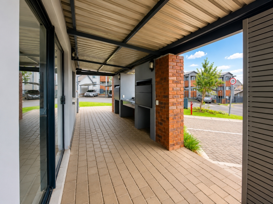 2 Bedroom Property for Sale in Rooihuiskraal North Gauteng
