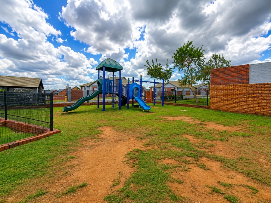 2 Bedroom Property for Sale in Rooihuiskraal North Gauteng
