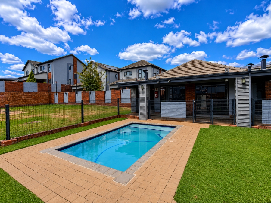 2 Bedroom Property for Sale in Rooihuiskraal North Gauteng