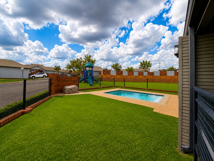 2 Bedroom Property for Sale in Rooihuiskraal North Gauteng
